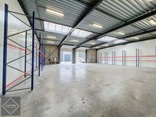 <u><strong>Benaderende OPPERVLAKTEN:</strong></u><br />Magazijn: ± 454m²<br />Parkeerplaatsen: ± 58m²<br /><br /><u><strong>INDELING:</strong></u><br />Magazijn/opslagruimte (b: 20,90m x d: 21,72m) .<br /><br /><u><strong>AFWERKING:</strong></u><br />Betonnen constructie met volledige overspanning - gladde betonpanelen - gepolierde betonvloer - plat dak (steeldeck) met isolatie en centrale lichtkoepel - vrije hoogte 5,50m - elektrische sectionaalpoort Hormann  (B: 4m  x H: 4,3m) - afzonderlijke loopdeur - afzonderlijk toilet - TL-verlichting.<br /><br /><u><strong>BESTEMMINGSMOGELIJKHEDEN:</strong></u><br />Opslag, productie.<br /><br /><u><strong>NUTSVOORZIENINGEN:</strong></u><br />Elektriciteit (3x400+N - 63A), gasaansluiting, stadswater, regenwater met RW-pomp, riolering. <br /><br /><u><strong>LIGGING:</strong></u><br />Industriezone van Wingene (milieubelastend industriegebied). Vlot bereikbaar met opleggers via de N50. Op 4km van E40 (afrit Beernem).<br /><br /><u>* Bijzonderheden:</u><br />- Prijzen excl. onroerende voorheffing (aanslagbiljet) en btw (21%) - incl. afstand van verhaal brandverzekering.<br />- Onze referentie op <strong>www.centro.be:</strong> <strong>P0431</strong> of contacteer ons telefonisch via <strong>050/70.01.02 </strong>voor vrijblijvende info of bezichtiging.