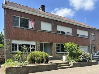 Deze te renoveren woning is de perfecte opportuniteit voor wie op zoek is naar een eigendom die volledig naar eigen stijl en wensen ingericht kan worden. Dankzij de uitstekende ligging vormt dit pand een waardevolle investering of ideale gezinswoning. Kortom, de perfecte start voor uw renovatieverhaal!<br /><br />INDELING:<br />- inkomhal<br />- ruime leefruimte/eetkamer met veel lichtinval voorzien van rolluiken<br />- keuken<br />- kelder<br />- wasplaats/berging<br />- 2 slaapkamers<br />- badkamer<br />- zolder met technische ruimte en mogelijkheid tot een 3e slaapkamer<br />- tuinberging/garage<br />- grote zonnige tuin<br /><br />Waarom dit de perfecte investering is?<br /><br />- Toplocatie: strategisch gelegen nabij Aalter met een vlotte verbinding naar de E40 <br />- Recente upgrades: vernieuwd buitenschrijnwerk <br />- Potentieel: mogelijkheid tot 3 slaapkamers<br />- Buitenruimte: een tuin waar u volledig tot rust kunt komen<br />- Aanwezigheid van een droge kelder<br /><br />Ziet u de mogelijkheden van dit renovatieproject en wilt u deze woning zelf ontdekken? Plan dan snel uw bezoek in!<br /><br />Deze AI-visualisaties zijn bedoeld als inspiratie. Er werd geen rekening gehouden met technische specificaties, stedenbouwkundige voorschriften of de concrete mogelijkheden tot realisatie.<br /><br /><br />Dit pand is onderworpen aan de renovatieverplichting van de Vlaamse overheid voor residentiële gebouwen (behoudens bij sloop binnen 5 jaar na de aankoop). Consulteer voor meer informatie de website van het Vlaams Energie- en Klimaatagentschap via https://www.vlaanderen.be/een-woning-kopen/renovatieverplichting-voor-residentiele-gebouwen