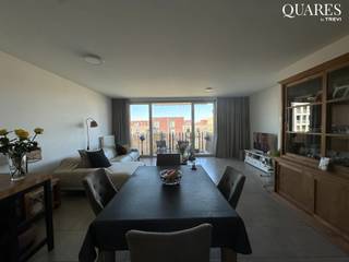 Quares - TREVI Groep presenteert :<br /><br />Prachtig appartement te huur in Antwerpen, gelegen in een rustige woonwijk en bereikbaar met de lift. Het appartement bevindt zich op de 1e verdieping van een verzorgd gebouw en beschikt over een inkomhal, twee volwaardige slaapkamers, een uitgeruste keuken, een praktische berging en een aangenaam terras met zicht op groen waar u rustig kan genieten van de buitenlucht. De badkamer is uitgerust met een ligbad met douchefunctie. Dankzij de functionele indeling en de comfortabele ruimtes is dit appartement ideaal voor wie op zoek is naar aangenaam wonen op een goede locatie. <br /><br />De maandelijkse huurprijs bedraagt €975 met bijkomende gemeenschappelijke kosten van €90 per maand. <br />Een ondergrondse parkeerplaats kan optioneel worden gehuurd aan €90 per maand extra.<br /><br />Beschikbaar vanaf 01/07/2026