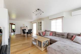 Stijlvolle en ruime woning met zwembad, sauna en veel mogelijkhedenDeze instapklare en perfect onderhouden woning combineert comfort, ruimte en luxe...