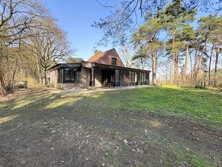 Gerenoveerde boutique woning, met aparte stal voor paarden, garage en weides.Deze charmante woning, voorzien van warmtepomp en vloerverwarming, omvat;- inkom- toilet- woonkamer- volledig ingerichte keuken- eethoek- ingerichte badkamer, met douche en lavabomeubel- slaapkamer/bureau- (zolder)slaapkamer - kelderHet stalgebouw omvat;- 2 degelijke paardenboxen- poetsplaats voor de paarden- toilet - hooizolderGarageOp het rustig gelegen terrein van ca 1,5 hectare liggen er ook 3 omheinde weides, met omheide toegangsweg van en naar de stallen.