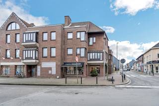 Voor meer info of een bezoek, bel 053 59 49 34 - In het centrum van Ternat bevindt zich deze opbrengsteigendom. Het eigendom staat gekend...