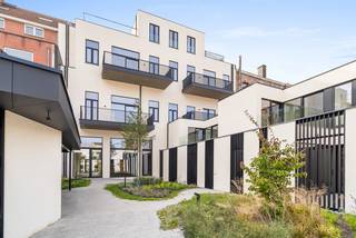 <p>Met Graaf van Vlaanderen heeft de stad Gent er een nieuwe parel bij. Op De Zuid - zoals ze het in de Gentse volksmond zeggen, aan het Zuidpark, vind je dit unieke nieuwbouwproject. De zes woningen met terras en patio zijn afgewerkt met de meest hoogwaardige materialen. De woonunits bevinden zich rondom een aangelegde binnentuin, waar je in het midden van de bedrijvige binnenstad rust en comfort vindt. Graaf van Vlaanderen is gelegen in het hart van de stad, waar jong en oud hun gading vinden met ontelbare ontspannings- en ontdekkingsmogelijkheden. Of je nu wil uit eten, een dagje wilt shoppen, de stad wilt ontdekken of cultuur wilt opsnuiven. De vlotte bereikbaarheid met zowel het openbaar vervoer, de auto als de fiets, maakt van Graaf van Vlaanderen dé plek van uitstek om royaal te genieten van wooncomfort. Het project omvat 6 lichtrijke en ruime nieuwbouwwoningen met 3 slaapkamers, 2 badkamers, patio en terras op de verdieping. De woningen zijn volledig afgewerkt met hoogwaardige materialen en te bezoeken op afspraak! Contacteer ons snel en ontvang als eerste de informatie. 6 % btw mogelijk.</p>