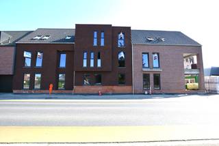 KOOP NU EN BETAAL PAS BIJ OPLEVERING !!<br /><br />Prachtig nieuwbouwproject op toplocatie in de dorpskern van Berlaar.<br /><br />Deze prachtige residentie in het centrum van Berlaar staat voor een stijlvolle, hedendaagse en tijdloze architectuur. De materiaalkeuze en detaillering resulteert in gevels die eenvoud en klasse uitstralen. Deze lijn wordt volledig doorgetrokken in heel het project dat met de grootste zorg voor esthetiek werd ontworpen.<br /><br />Dit project zal bestaan uit 14 appartementen met 1, 2 of 3 slaapkamers in combinatie met bovengrondse carports en privatieve bergingen. De bewoonbare oppervlaktes variëren tussen de 80 m² en 131 m² allen voorzien van unieke lichtinval.<br /><br />We betreden de appartementen via de inkomhal dewelke ons leidt tot een zeer lichtrijke leefruimte met toegang tot het prachtige zonneterras, aansluitend vinden we de eetplaats en een volledig uitgeruste open keuken. Verder hebben we nog telkens 1, 2 of 3 slaapkamers, een apart toilet, een geriefelijke berging en een ruime badkamer.<br /><br />Er zal standaard gebruik gemaakt worden van vloerverwarming met warmtepomp, ventilatie en zonnepanelen dewelke voor een lage energiebehoefte zullen zorgen.<br /><br />BOVENGRONDSE CARPORT EN BERGING inbegrepen in de prijs!<br /> <br />Kom snel eens langs bij ons, dan geven we u graag meer uitleg op maat. U kan ons ook contacteren voor een vrijblijvende waardebepaling van uw eigendom. U zal vakkundig bijgestaan worden in combinatie met een persoonlijke aanpak voor uw aan en verkoop.