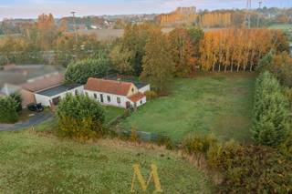 Op een unieke locatie, nabij de Karmel te Waregem, bevindt zich deze te renoveren woning met ruim bijgebouw, gelegen op een ruim perceel grond aan het einde van een doodlopende straat. De ligging combineert een landelijke sfeer met een vlotte verbinding naar het centrum en de E17.<br /><br />De woning ligt in een landschappelijk waardevol agrarisch gebied, waar een bouwvrije strook van 30 meter behouden moet blijven ten opzichte van de snelweg (E17). Dit zorgt voor een open en groen uitzicht.<br /><br />De indeling omvat een leefruimte, keuken, badkamer, twee slaapkamers, voorplaats en zolder. Het ruime bijgebouw biedt bijkomende mogelijkheden voor opslag, hobbyruimte of uitbreiding van de woonfunctie.<br /><br />Dankzij de goede ligging, het ruime perceel en het potentieel van de gebouwen is dit een uitstekende opportuniteit voor wie op zoek is naar een renovatieproject met karakter in Waregem.<br /><br />📅 Interesse?<br />📞 0498 44 78 00<br />📧 info@maximevanneste.be