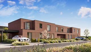 <strong>NIEUWBOUW IN EEN MODERNE BOUWSTIJL - halfopen bebouwing (lot 90).</strong> Binnen de ring van Roeselare, op het grondgebied van Hooglede, bevindt zich deze moderne halfopen woning met plat dak.<br /><br />De woning beschikt over een lichtrijke leefruimte, een kwalitatief ingerichte open keuken met aansluitende de wasplaats. Er zijn 2 aparte toiletten. Eén op elke verdieping. Boven bevinden zich 3 slaapkamers, een badkamer met douche én bad en een aparte berging. Er kan een carport voorzien worden voor de auto. De woning wordt volledig instapklaar opgeleverd, voorzien van alle nodige vloerbekleding, met aangelegde tuin voorzien van een afsluiting, terras en gazon en een aangelegde voortuin met oprit en pad naar de voordeur.<br /><br />Door de combinatie van het warmtenet en zonnepanelen verwarm je duurzaam met vloerverwarming en de nieuwste technieken. Met een E-peil onder de 20 geniet je van heel wat voordelen en als bewoner van dit futureproof woonproject beschik je daarbij over alle faciliteiten van het e-mobipunt. Er is een vlotte verbinding met de ring rond Roeselare en het centrum van Roeselare.<br /><br />Deze prijs is exclusief kosten en btw, bekijk de ALL-IN prijs voor een volledig afgewerkte en instapklare woning, inclusief alle kosten op onze website: <strong>www.dumobil.be/nl/woonprojecten/projecten/hooglede-nieuwbouwwoningen </strong>/ Of vraag vrijblijvend meer informatie via bouwadviseur Sam Borrey: <strong>sam@dumobil.be</strong> | <strong>0483 210 133</strong>.