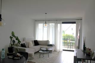 <span>Rustig gelegen in de residentie 'De Stroobloem', in het centrum van Loenhout.</span><br /><br /><span>Indeling</span><span> : </span><br /><span>inkomhal, wc, leefruimte met open ingerichte keuken en aansluitend ruim terras op het zuiden, berging, badkamer, 2 slaapkamers ;</span><br /><span>kelderberging en autostaanplaats in ondergrondse parkeergarage.</span>
