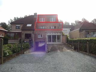 Deze duplex, gelegen op de eerste verdieping, bestaat uit een inkomhal, gastentoilet, woonkamer met open keuken (voorzien van kookplaat, dampkap en spoelbak) en toegang naar het ruim zongericht (west) terras (19m²). De verdieping bestaat uit een nachthal die toegang biedt naar de 2 slaapkamers en de badkamer (ingericht met lavabo en ligbad). Achteraan de woning is er parkeergelegenheid voorzien voor de bewoners. Op de -1 verdieping bevindt zich de bijhorende kelder. Dit appartement biedt de ideale verbindingsmogelijkheden tov de autosnelweg E40 en de N9. Op wandelafstand vindt men het openbaar vervoer en de winkel "Okay". Bent u op zoek naar een lichtrijk appartement in een rustig gebouw met een ruim terras, zonder gemeenschappelijke kosten? Dan is deze aanbieding zeker iets voor u!