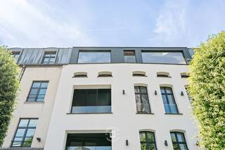 Op een absolute toplocatie in het hart van Aalst bevindt zich dit stijlvolle, <strong>volledig quasi nieuwbouw appartement van 81 m² + 8.4 m² terras.</strong> <strong>Enkel de buitenmuren van het oorspronkelijke gebouw werden behouden,</strong> waardoor u geniet van een eigentijdse woning met alle comfort van vandaag. <strong>Dankzij de lucht-waterwarmtepomp, vloerverwarming en het gunstige EPC woont u niet alleen comfortabel,</strong> maar ook bijzonder energiezuinig.<strong> Bij het binnenkomen valt meteen de lichtrijke leefruimte op, waar de grote raampartijen een prachtig panoramisch uitzicht bieden over de Grote Markt en de historische binnenstad. </strong>Aansluitend bevindt zich <strong>het ruime terras van ca. 9 m², </strong>waar u in alle rust kunt genieten van de levendige omgeving. Er is bovendien voldoende plaats om gezellig buiten te tafelen of te ontspannen. De open, volledig ingerichte keuken sluit naadloos aan op de leefruimte. Verder beschikt het app. over een praktische berging, een ruime slaapkamer, een stijlvolle badkamer, een afzonderlijk gastentoilet en een privatieve kelderberging (verplicht mee aan te kopen), ideaal als extra opslagruimte.<br />Het appartement maakt deel uit van een kleinschalige residentie met slechts vier appartementen, wat zorgt voor een aangename woonomgeving en beperkte gemeenschappelijke kosten. Het gebouw is voorzien van een lift en momenteel is er nog geen syndicus aangesteld. A<strong>chteraan kan bovendien een autostaanplaats optioneel worden bijgehuurd. Een bijkomende troef is dat het appartement wordt verkocht onder registratierechten en dus niet onder het btw-stelsel. </strong>De oplevering is voorzien op 1 september, zodat u binnenkort kunt genieten van een instapklare, energiezuinige woning op een van de meest gegeerde locaties van Aalst.<br />Een unieke opportuniteit voor wie op zoek is naar een kwalitatief afgewerkt appartement met een uitzonderlijk uitzicht, veel lichtinval en alle voordelen van hedendaags wooncomfort, midden in het bruisende stadscentrum.