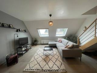 LEDE - Recent duplexappartement in de dorpskern.<br /><br />Inschrijven voor het geplande bezoekmoment kan via onze website => www.immoderas.be<br /><br />Dit modern vormgegeven appartement is gelegen op wandelafstand van het centrum. In de directe omgeving zijn: het station, verschillende winkels, scholen, horeca, openbaar vervoer.. Met de wagen bereik je binnen de 10 minuten de E40.<br /><br />Het pand omvat een lichtrijke, ruime leefruimte, volledig geïnstalleerde halfopen keuken (koelkast, oven, keramische kookplaat, vaatwasser), berging, badkamer met ligbad/douchewand &amp; dubbele wastafel, apart toilet. Op de bovenverdieping zijn er 2 ruime slaapkamers. Verder beschikt het pand over een gezellig terras aan de achterzijde van het pand! Parkeren kan zonder problemen in de straat.<br /><br />AK: €30