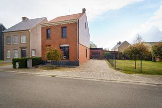 GelijkvloersDe woning beschikt over twee aangename leefruimtes die samen zorgen voor een open en gezellige indeling met plaats voor een zithoek en...