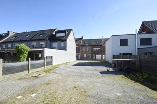 Gunstig gelegen perceel bouwgrond van ca. 310m²<br />Dit stuk bouwgrond is gelegen vlakbij het centrum van Zwijndrecht.<br /><br />Goede oriëntatie (Zuidwest).<br />Geen bouwverplichting.<br />Gelegen nabij belangrijke invalswegen naar Gent en Antwerpen.<br /><br />Neem contact op met ons voor de bouwvoorschriften via 03/775.78.79.<br /><br />Ben je ook van plan jouw eigendom te verkopen? Maak een afspraak voor een gratis schatting, wij maken er samen een succesverhaal van !<br />
