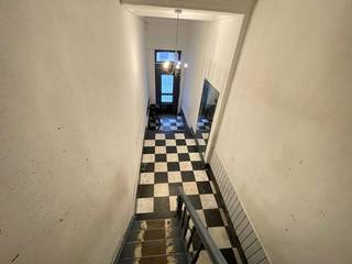 Te renoveren opbrengsteigendom op zeer centrale ligging vlakbij het station, openbaar vervoer en winkels. <br /><br />Indeling van het gebouw:<br /><br />Gelijkvloers:<br />Kantoor +/- 50 m²<br />Garage<br />Eerste verdieping:<br />Appartement met 3 slaapkamers +/- 87 m² <br />Appartement met 1 slaapkamer +/- 40 m²<br />Tweede verdieping:<br />Appartement met 3 slaapkamers +/- 87 m²<br />Appartement met 1 slaapkamer +/- 40 m²<br />Zolderverdieping: +/- 92 m²<br /><br /><br />Maandelijkse huuropbrengst:<br />Gelijkvloers achter: € 538,35 + € 35 AO<br />Gelijkvloers garage: € 204,14<br />Eerste verdieping rechts: € 461,14 + € 35 AO<br />Eerste verdieping links: € 827,27 + € 40 AO<br />Tweede verdieping rechts : € 539,55 + € 35 AO<br />Tweede verdieping links: leeg<br />Totale maandelijkse huuropbrengst: € 2.570, 45 + € 145 AO<br /><br />Totale jaarlijkse huuropbrengst: € 30.845,40 + € 1.740 AO<br /><br />EPC scores: <br />Gelijkvloers: 501 kWh/m² - 20230606-0002904434-RES-1<br />Eerste verdieping: 223 kWh/m² - 20230523-0002881305-RES-2 + 964 kWh/m² - 20230502-0002881305-RES-1<br />Tweede verdieping: 1273 kWh/m² - 20230502-0002881201-RES-1<br /><br /><br /> 