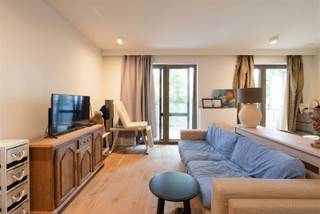 <p>Le studio est situé à Einde Were à Gand, dans un quartier agréable et facile d'accès, à une courte distance du centre ville. Dans les environs, vous trouverez de nombreux magasins, des écoles, des universités, des transports publics et toutes les commodités nécessaires. De plus, vous bénéficiez ici d'une excellente accessibilité grâce à la proximité des principales voies d'accès et des différents transports publics. Grâce à cette situation favorable, le studio combine le confort d'une vie tranquille avec la proximité d'une vie urbaine animée - idéal pour ceux qui souhaitent une vie centrale et pratique.</p>