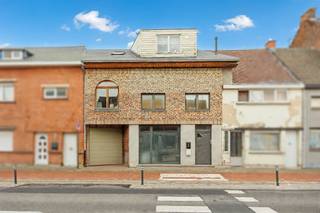<p>Wij verkopen een ruim woonhuis met uitzonderlijke mogelijkheden: het pand kan worden opgesplitst in drie aparte wooneenheden. Momenteel zijn er al twee appartementen volledig afgewerkt en verhuurd, terwijl de derde unit nog naar eigen smaak kan worden ingericht. Dit maakt het pand ideaal als royale gezinswoning, als kangoeroewoning of als een zeer interessant investeringsproject met gegarandeerd rendement als opbrengsteigendom.<br />In het hart van Blaasveld bevindt zich dit karaktervolle woonhuis met maar liefst 303 m² bewoonbare oppervlakte. De stijlvolle bakstenen gevel en de klassieke architectuur geven het gebouw een tijdloze, klassevolle uitstraling.<br />Op het gelijkvloers bevindt zich een polyvalente ruimte met commerciële mogelijkheden, inclusief een inpandige garage en een opvallend winkelfront. Dit is de perfecte opportuniteit voor wie wonen en ondernemen naadloos wil combineren.<br />Op de eerste verdieping wacht een indrukwekkende leefruimte. De open indeling creëert een warme, uitnodigende sfeer met meer dan voldoende plaats voor een sfeervolle loungehoek, ingebouwde boekenkasten en een gezellige vuurhaard. Daarnaast beschikt dit gedeelte over twee volwaardige slaapkamers.<br />De keuken sluit perfect aan op de leefruimte en is uitgerust met hedendaagse toestellen en praktische werkbladen. Via de keuken heeft u direct toegang tot het ruime terras, waar u geniet van een prachtig en rustgevend groen uitzicht.<br />Op de bovenverdieping bevindt zich een comfortabel appartement met twee slaapkamers, waaronder een master bedroom met ingebouwde kasten. De tweede slaapkamer leent zich uitstekend als kinderkamer, bureau of hobbyruimte. Dankzij de strategisch geplaatste dakvensters geniet u hier overal van overvloedig natuurlijk daglicht. Het bovenliggende terras biedt bovendien een mooi uitzicht op de omgeving en vormt de ideale plek voor zwoele zomeravonden.<br />Dit is een unieke kans om een uiterst veelzijdige eigendom te verwerven in een geliefde buurt. Perfect voor grote gezinnen, zelfstandigen of investeerders.<br />Wenst u deze unieke woning zelf te ontdekken? Plan vandaag nog uw bezoek!</p><p>Contactgegevens:<br />• Olena Besjentseva<br />• 📧 Olena@home4you.be<br />• 📞 +32 486 27 17 30 (7/7 bereikbaar)<br />• 💼 Erkend vastgoedmakelaar BIV 520.272<br /> </p>
