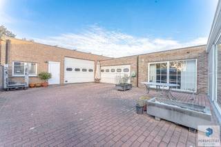 Statige ruime villa met dubbele garage en grote loods met ingerichte studio.<br /><br />Deze mooie ruime villa biedt een uitzonderlijke combinatie van wonen en werken. De woning beschikt over een royale woonoppervlakte, veel lichtinval en een uitstekende indeling. Bovendien is er een grote loods met bureau en een volledig ingerichte studio op de verdieping. Ideaal voor een zelfstandige, hobbyruimte of wie veel ruimte nodig heeft. De woning is goed gelegen vlakbij het kanaal Gent-Brugge. Rustig en landelijk wonen en toch een vlotte verbinding naar de invalswegen. <br /><br />INDELING<br />Gelijkvloers: inkomhal met rechts een bureauruimte en links een gezellige zit- en eetplaats. Verder een lichtrijke leefruimte, een grote leefveranda met design gashaard, een volledig ingerichte keuken met aansluitend een berging en wasplaats. Verder is er nog een tweede bureauruimte. Vanuit de woning is er eveneens toegang tot de dubbele garage.<br />Eerste verdieping: drie ruime slaapkamers en een badkamer met ligbad, regendouche, toilet en wasmeubel.<br /><br />BUITEN: ruime loods met afzonderlijke bureauruimte, opslagruimte en op de verdieping is er een volledig ingerichte studio bestaande uit een leefruimte met houtcassette en een ingebouwde infraroodcabine.<br />Het perceel is rondom omheind en voorzien van een automatisch hekken. <br /><br />EXTRA INFORMATIE:<br />Woonoppervlakte: 264 m²<br />EPC: energielabel D (309 kWh/m²/jaar)<br />Zonnepanelen: 48 panelen (72m²)<br /><br />Stedenbouwkundige inlichtingen: in aanvraag<br /><br /><br />Voor meer informatie of een bezoek bel 7/7 - 050 550 750 - info@perspectiefvastgoed.be