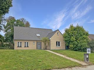 Prachtige villa metGelijkvloers: inkomhal; afzonderlijke WC; ruime living; volledig ingerichte leefkeuken met afwasbak, kookplaat, dampkap, oven,...