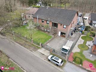 <p>Bij ImmoFusion 7/7 “open huis” : klik op onze 3D-TOUR.</p>
<p>Ervaar vastgoed alsof je er zelf doorloopt!<br /><br /></p>
<p><span>Dit uitstekend gelegen handelspand heeft een de voorzijde een grote parking = ideaal om de klant rustig voor de deur te laten parkeren!<br />Dit handelspand is vrij vanaf 1/1/2026!<br />Het erboven apart gelegen appartement is 190m² groot en heeft maar liefst 4 slaapkamers!<br /><br /></span></p>
<p><span>U bent op zoek om een eigen zaak op te starten op een topligging en er wel of niet zelf gaan wonen? Beiden kan : het appartement en de handelsruimte hebben 2 aparte huisnummers en zijn volledig van elkaar gescheiden!<br /><br /></span></p>
<p><span>Dit handelspand met zijn gunstige ligging langs een goed bereikbare baan.<br /><br /></span></p>
<p><span>We komen binnen in de ruime veranda die gekenmerkt word door een mooie natuurstenen vloer, alles is mooi op elkaar afgestemd naar materiaalkeuze. In de veranda alleen kan je al 50 zitplaatsen creëren. Er is een ruime keuken voorzien. Uiteraard kan men de handelsruimte volledig naar eigen keuze inrichten!<br /><br /></span></p>
<p><span>Het appartement heeft een aparte ingang via de achterzijde. Bewoners van het appartement en klanten van de handelszaak komen elkaar dus nooit tegen.<br /><br /></span></p>
<p><span>De eyecatcher in dit appartement is de volledig ingerichte en moderne keuken met een eiland.<br />De strakke witte keukenkasten, afgewisseld met een natuurstenen zwart tablet is volledig uitgerust met een dubbele spoelbak, een gaskookplaat met dampkap, ingebouwde oven en Amerikaanse frigo. Langs de keuken is een ruime berging.<br /><br /></span></p>
<p><span>De zeer grote living heeft grote ramen waardoor er een goede natuurlijke lichtinval is!<br /><br /></span></p>
<p><span>De nachtgang leidt naar 4 grote slaapkamers ( allen met TV-aansluiting) en de volledig ingerichte badkamer; er zijn 2 aparte toiletten.<br />Er is voor een mooie eenheid in de vloer gezorgd, door alle kamers te voorzien van steentapijt.<br /><br /></span></p>
<p><span>Een grote troef bij dit pand is, dat er ook nog een zeer grote zolderruimte aanwezig is = even groot als het huidige appartement! <br />Het voorliggend handelspand is modern ingericht en wordt momenteel als horeca zaak uitgebaat.<br /><br /></span></p>
<p><span>Door de goede ligging op de Beringersteenweg is er een vlotte bereikbaarheid naar winkels, scholen en openbaar vervoer en vooral zichtbaarheid voor elk soort type handel.<br /><br /></span></p>
<p><span>Pluspunten:</span></p>
<p><span>- Uitstekend gelegen handelszaak( 140m² - thans verhuurd) VRIJ VANAF 1/1/2026!</span></p>
<p><span>- Perfecte ligging = uitermate geschikt voor allerlei soorten handel</span></p>
<p><span>- Grote parking en goede zichtbaarheid</span></p>
<p><span>- zeer groot appartement met 4 slpks</span></p>
<p><span>- 4 slaapkamers<br /><br /></span></p>
<p><span>Voor een bezichtiging ter plaatse of meer info, bel ons op 078/78.78.70, of kom gewoon binnen op ons kantoor, steeds welkom!</span></p>