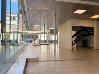 Commerciële handelsruimte of kantoor op toplocatie!Dit handelspand, met een totale oppervlakte van 400m², verdeeld over drie verdiepingen, is perfect...