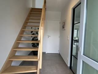 Een rustige ligging maar toch dichtbij het centrum van Kuurne.<br /><br />Indeling;<br />Gelijkvloers<br />Als we de woning binnenwandelen hebben we een inkomhal met recht voor ons een apart toilet, links bevindt zich de trap en op de rechterkant betreden we de lichtrijke leefruimte met schuifraam naar de onderhoudsvriendelijke tuin met tuinhuis.<br />Aanpalend aan de leefruimte bevindt zich de zeer trendy en smaakvolle keuken met eiland. Vanuit de keuken kunnen we dan de garage betreden waar naast een autostaanplaats ook nog heel wat opbergruimte is.<br /><br />Eerste verdieping<br />Als we boven komen in de woning hebben we drie grote slaapkamers en een badkamer met douche, bad, toilet en enkele lavabo.<br /><br />Deze woning is een echte topper op de huurmarkt!