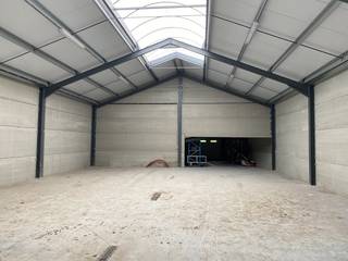 Op het industrieterrein te Izegem bevindt zich deze loods te huur van ca. 216 m².Specificaties:* drijfkracht aanwezig* lichtstraat* automatische...