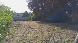 Zeer mooi gelegen stuk bouwgrond voor open bebouwing in zeer gegeerde buurt. 920 m2 . In alle rust en toch vlakbij scholen, station Brugge...