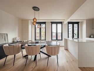 <p><span>Hoogwaardig gerenoveerd 2-slaapkamerappartement in de Buizegemwijk</span></p><p><span> </span></p><p><span>OMGEVING</span></p><p><span>Welkom in de populaire Buizegemwijk. Dit aangenaam en knus appartement is gelegen op de eerste verdieping van een volledig gerenoveerd gebouw.</span></p><p><span>De ligging is ideaal, met het centrum op wandelafstand, waar je 's ochtends kan genieten van een koffie en 's avonds uit eten kan. Verder zijn hier nog tal van winkels in de omgeving en zijn de belangrijke invalswegen (A12 &amp; E19) op een boogscheut! Voor de sportliefhebbers is het sportcentrum 'De Belgica' om de hoek. De kids kunnen zich volledig uitleven in de speeltuin van de 'Romeinse Put'.</span></p><p><span> </span></p><p><span>INDELING</span></p><p><span>Welkom in dit stijlvol appartement, de inkomhal op parket zet meteen de juiste, warme toon.</span></p><p><span>De leefruimte baadt in het licht en loopt naadloos over in de open keuken, de plek waar wonen en genieten samenkomen. Het keukeneiland is hier de eyecatcher en perfect voor een aperitiefje of een gezellige kookavond. Ze is uitgerust met een inductievuur, koelkast met apart vriesvak, oven microgolf en afwasmachine. </span></p><p><span>Met 2 volwaardige slaapkamers is er ruimte genoeg, of je nu een extra kamer, bureau of dressing wil. Beide kamers zijn voorzien van rolluiken. Achteraan vind je een leuk terras waar je in alle rust kan genieten van een koffietje in de ochtendzon. </span></p><p><span>De badkamer combineert stijl en comfort met een inloopdouche en ligbad. Verder is er nog een apart toilet, handige wasberging en privatieve kelder.</span></p><p><span> </span></p><p><span>Gemeenschappelijke kosten: €145</span></p><p><span> </span></p><p><span>BIJOZNDERHEDEN</span></p><p><span>- terras</span></p><p><span>- kelderberging</span></p><p><span>- eigen ketel (privatieve verwarming)</span></p><p><span>- elektriciteit conform</span></p><p><span> </span></p>