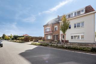 Indeling:Gelijkvloers:- inkomhal- lichtrijke leefruimte met gezellige haard- bureauruimte- berging- keuken- toiletVerdiep 1: - slaapkamer 1- slaapkamer 2- afzonderlijk toilet- badkamer met ligbad, douche en dubbele lavabo met meubelVerdiep 2:- slaapkamer 3- verder in te richten bureauruimte of dressing- ruime zolder toegankelijk via een vaste trapDe westgerichte tuin is de perfecte plek om te ontspannen en van de zon te genieten.In de ruime garage en tuinberging beschikt u over voldoende parkeer- en opbergmogelijkheden.Het hoofdgebouw werd gerenoveerd met het oog op comfort en energiezuinigheid. Zo beschikt de woning over een nieuw geïsoleerd dak, nieuwe dakgoten, en nieuwe PVC-ramen met hoogrendementsbeglazing en rolluiken. Bovendien werd in 2019 gas geïnstalleerd en een volledig nieuwe centrale verwarmingsketel geplaatst, wat resulteert in een aanzienlijke verlaging van de energiekosten.Deze woning heeft een opfrissing nodig, maar de stevige basis en de vele recente renovaties bieden u de unieke kans om hier uw woondroom te realiseren.Met het EPC-label C is er bovendien geen renovatieplicht, waardoor u direct aan de slag kunt met de aanpassingen die u wenst.Maak van dit huis uw droomhuis en geniet van alle voordelen die deze prachtige locatie te bieden heeft.Interesse? Neem contact met ons op voor een bezichtiging en ontdek zelf het potentieel van deze fantastische woning!