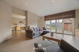 Voor meer info en foto’s, surf naar www.swevers.be – In een rustige, residentiële<br />buurt van Koersel vind je deze instapklare landelijke woning met een bewoonbare<br />oppervlakte van 296 m², verdeeld over drie volwaardige verdiepingen. De woning telt<br />vier ruime slaapkamers, twee badkamers, een bureauruimte en een grote leefruimte<br />met gashaard en zicht op de zuidgerichte tuin. De keuken van 24 m² is perfect<br />geïntegreerd en geeft eveneens uit op de tuin. Inpandige garage, handige berging en<br />ingebouwde vestiaires maken het plaatje compleet. Op de eerste verdieping is er o.a.<br />een master bedroom met dressing, drie kinderkamers met airco, een badkamer én<br />extra doucheruimte. De zolder (49 m²) biedt extra opslagruimte, net als de droge<br />kelder van 184 m². Gebouwd in 2007 en tuinaanleg, tuinberging, gashaard en<br />maatwerkkasten tussen 2010- 2019. Voorzien van 24 zonnepanelen, airco’s,<br />maatkasten en een volledig aangelegde, omheinde tuin op een perceel van 7a80.<br />Gelegen op wandelafstand van winkels, scholen en ontspanning, met vlotte<br />bereikbaarheid. Voor meer informatie, bel 011 255 155. Bron bewoonbare<br />oppervlakte: EPC – verslag.