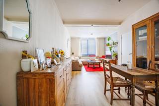 Cette agréable maison familiale bénéficie d'un emplacement central à Heist, à proximité des commerces, des écoles, des transports en commun et d'autres commodités quotidiennes. Grâce à son agencement pratique, ses trois chambres et sa cour intérieure confortable, cette maison constitue une opportunité intéressante pour les familles, les primo-accédants ou ceux à la recherche d'une maison bien située sur la côte.<br /><br />La maison dispose d'une étiquette énergétique D, ce qui signifie qu'elle n'est pas soumise à l'obligation de rénovation actuelle. De plus, plusieurs équipements énergétiques sont déjà présents, notamment l'isolation du toit, les fenêtres à haut rendement et les châssis en PVC. La chaudière à haut rendement au gaz a été installée en 2022.<br /><br />Pour ceux qui souhaitent améliorer davantage la performance énergétique, plusieurs possibilités s'offrent également. Par exemple, le toit plat à l'arrière peut être utilisé pour l'installation de panneaux solaires et une isolation supplémentaire de la façade extérieure peut améliorer l'étiquette énergétique. Des interventions ciblées peuvent donc permettre une belle avancée en termes de performance énergétique.<br /><br />En outre, la maison dispose d'une cour intérieure confortable, idéale pour profiter des journées ensoleillées à l'extérieur.<br /><br />Disposition :<br /><br />Rez-de-chaussée :<br />- Hall d'entrée,<br />- Escalier vers la cave,<br />- Salon confortable avec coin salon et salle à manger,<br />- Cuisine ouverte, entièrement équipée,<br />- Débarras pratique,<br />- Toilette séparée,<br />- Salle de bains avec lavabo et baignoire-douche,<br />- Cour intérieure confortable,<br /><br />1er étage :<br />- Première chambre spacieuse,<br />- Deuxième chambre spacieuse,<br />- Troisième chambre,<br />- Escalier escamotable vers l'étage mansardé,<br /><br />Une maison familiale pratique avec trois chambres, un espace extérieur agréable et des possibilités énergétiques intéressantes, située dans un emplacement central à Heist.<br /><br />Intéressé par cette maison ? Contactez-nous dès aujourd'hui pour plus d'informations et planifiez votre visite sur place.