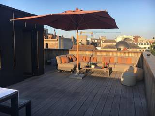 <strong>Exclusief en luxueus triplexappartement van 200m² met privé rooftop van 50m² met panoramisch zicht op de Gentse torens – centrum Gent</strong><br /><br />In het hart van Gent, op de hoek van Onderbergen en Gebroeders Vandeveldestraat, bevindt zich dit uitzonderlijke triplexappartement met een uiterst luxueuze en hoogwaardige afwerking. Het appartement combineert rust en privacy met een topligging vlakbij de Kouter, winkels, restaurants, boetieks en openbaar vervoer.<br /><br /><strong>4e verdieping – Rooftop / dakterras</strong><br />Het absolute pronkstuk is het ruime, volledig private dakterras met een adembenemend panoramisch uitzicht op de Gentse torens. Het terras is ingericht met een stijlvolle loungeset en een grote eettafel. Daarnaast is er een ingemaakte bar- en servieskast met koelkast, ideaal om gasten te ontvangen in een unieke setting. Het dakterras is rechtstreeks bereikbaar via de lift.<br /><br /><strong>3e verdieping – Leefruimte</strong><br />Via de lift bereikt u de inkomverdieping met vestiaire en apart gastentoilet. De ruime en lichtrijke leefruimte beschikt over grote raampartijen en een indrukwekkende maatwerk kastenwand met geïntegreerde gashaard, ledverlichting en een discreet verborgen televisie.<br />De volledig ingerichte keuken sluit naadloos aan op de leefruimte en is uitgerust met hoogwaardige toestellen zoals een stoomoven, oven, inductiekookplaat, koelkast, diepvries en vaatwasser. Aansluitend bevindt zich een praktische berging. Een elegante glazen wand met stalen deuren zorgt voor een stijlvolle afscheiding tussen keuken en living.<br /><br /><strong>2e verdieping – Slaapverdieping</strong><br />Op deze verdieping bevinden zich twee volwaardige slaapkamers, elk met ingemaakte kasten en een eigen luxueuze badkamer. De master bedroom beschikt over een exclusieve badkamer met natuursteen, dubbel lavabomeubel, ligbad en toilet. De tweede slaapkamer heeft een badkamer met ruime marmeren inloopdouche, dubbele lavabo en apart toilet.<br />Daarnaast is er een aparte bureauruimte met ingebouwde kasten, ideaal voor thuiswerk.<br /><br /><strong>Optioneel</strong><br />Op de eerste verdieping kan eventueel een bijkomend appartement met één slaapkamer worden bijgehuurd (onder voorbehoud), ideaal voor een vrij beroep, praktijkruimte of extra woonruimte.<br /><br /><strong>Extra troeven</strong>
<ul>
	<li><span>Lift naar elk verdiep</span></li>
	<li><span>Hoogwaardige en luxueuze afwerking</span></li>
	<li><span>Volledig instapklaar</span></li>
	<li><span>Gordijnen en spots aanwezig</span></li>
	<li><span>Absolute privacy op het dakterras</span></li>
	<li><span>Rustige woonbeleving midden in de stad</span></li>
</ul>
Dit unieke pand zoekt een zorgzame huurder die het karakter en de luxe van dit bijzondere appartement weet te waarderen.<br /><br />📩 Meer info: tine@tvevastgoed.be   📞 Bezoeken uitsluitend op afspraak: 0474 97 00 22