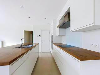 LIEU :Ce luxueux appartement bénéficie d'un emplacement privilégié entre Gand et Bruges. Ici, vous bénéficierez d'une paix absolue et d'une vue magnifique sur la verdure, tout en étant en plein centre. Grâce à l'accès direct via l'E40, ces villes et la côte sont très facilement accessibles.MISE EN PAGE :Hall d'entrée avec vestiaire - toilettes - salon avec cuisine entièrement équipée - débarras - 2 chambres - salle de bain avec douche à l'italienne, baignoire et double vasque - terrasse - garage box - place de parkingINFORMATIONS SUPPLÉMENTAIRES :Cet appartement économe en énergie est disponible immédiatement ! La maison est chauffée au gaz et présente un bon score énergétique. De plus, l'appartement est déjà prêt à emménager : les projecteurs et les rideaux sont soigneusement fournis. Le stationnement est un atout absolu ; un box de garage et une place de parking supplémentaire sont entièrement inclus dans le prix de location. Un coût mensuel fixe de 85€ est facturé pour les parties communes (syndic).Depuis la terrasse, vous pourrez profiter d'une vue magnifique et unique sur la verdure, en plein centre d'Aalter !DEMANDE DE VISITE :Vous souhaitez visiter cet appartement ? N'oubliez pas de demander votre visite via MijnhuurProfiel !