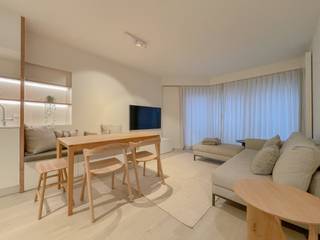 Appartement récemment rénové avec vue latérale sur mer, situé entre la Place du Triangle et la Place Albert. Composition : hall d’entrée avec toilette et vestiaire. Séjour équipé d’une cuisine ouverte entièrement installée et offrant tout le confort, avec un grand coin repas et un salon chaleureux doté d’armoires encastrées. Depuis le séjour, vous pouvez profiter d’une belle vue latérale sur la mer. Grande chambre avec armoires encastrées. Armoire séparée prévue pour l’installation d’une machine à laver. Salle de douche. Cave privative dans la résidence.