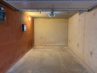 Deze gesloten garagebox beschikt over alle moderne comfort: kantelpoort met afstandsbediening, laadstation voor de elektrische wagen,...