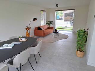 Nabij het centrum gelegen nieuwbouwwoning op 5a 74ca bestaande uit: inkomhal,<span> apart toilet, lichtrijke leefruimte met open geïnstalleerde keuken, berging/wasplaats, nachthal, badkamer met douche, ligbad, dubbele wastafel en toilet, 3 slaapkamers en zolder te bereiken via een vaste trap.</span><br /><br /><span>De zolderruimte kan perfect worden benut als 4e slaapkamer of de ideale hobbyruimte.</span><br /><br /><span>Het perceel van 574m² biedt een mooie tuin en terras. <br /></span>De centrale ligging maakt van deze locatie een topligging!<br /><br /><span>Deze tijdloze woning wordt afgewerkt met hoogwaardige materialen met veel aandacht voor de woonkwaliteit. Keuze in afwerking mogelijk.</span><br /><br /><span>Ze beschikt tevens over de nieuwste technieken (vloerverwarming, ventilatie, warmtepomp, zonnepanelen,...) en kan terugvallen op een erg gunstig E-peil (max. E10).</span><br /><span><br /></span><strong>Geniet nu tijdelijk van extra voordeel bij een aankoop!</strong><br /><br /><span>Contacteer ons kantoor voor meer info of een bezoek ter plaatse via 0471/605.314 of mail info@immo-b.be!</span>