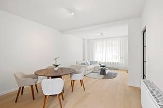 Deze volledig gerenoveerde woning in het hart van Heist-aan-Zee combineert charme met modern comfort.<br />De woning beschikt over 3 ruime slaapkamers, 2 stijlvolle badkamers, een lichte leefruimte en een volledig uitgeruste moderne keuken.<br />Buiten vindt u een gezellig terras en een onderhoudsvriendelijk tuintje, perfect om van het buitenleven te genieten.<br />Dankzij de zonnepanelen is deze woning ook duurzaam en energiezuinig.<br />Met een brede gevel en centrale ligging, op korte afstand van het strand en alle voorzieningen, is dit de ideale woning aan de kust.<br /><br />Info en bezoek bel Andries De Leyn 0472 53 66 09