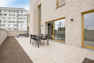 <p><span>Deze gloednieuwe duplex met drie slaapkamers combineert enorm veel ruimte en licht met een zeer hoogwaardige afwerking. Vanop je uitgestrekte terras (33 m²) heb je een prachtig panoramisch uitzicht op de stad.</span></p><p><span> </span></p><p><span>Dit splinternieuwe duplexappartement heeft een bewoonbare oppervlakte van liefst 142 m². De inkomhal zet meteen de toon: ruim en stijlvol. De blikvanger in de inkomhal is de zwarte trap met donkere houten accenten die naar de bovenste verdieping leidt. </span></p><p><span> </span></p><p><span>Maar we blijven eerst nog even op de derde verdieping van het gebouw. In de woonkamer valt het licht royaal binnen op de gezellige parketvloer. Moderne accenten, zoals de zwarte spots, maken het helemaal af. De keuken en de eetkamer vormen aan de andere kant van de duplex één ruimte. De open keuken is uitgerust met toestellen van Whirlpool (een garantie op topkwaliteit), een inductieplaat en een stijlvol werkblad. </span></p><p><span> </span></p><p><span>Zowel de keuken/eetkamer als de woonkamer hebben een groot schuifraam dat uitgeeft op het terras. Dat heeft niet alleen een panoramisch uitzicht op Antwerpen, het is ook uitzonderlijk groot. Als je hier een tafel met vier of zelfs zes stoelen zet, dan heb je nog plaats over voor loungezetels, een barbecue, een paar planten en zelfs een klein moestuintje. </span></p><p><span> </span></p><p><span>Bovenste verdieping</span></p><p><span> </span></p><p><span>Als je naar boven gaat, zie je door de grote raampartij naast de trap zelfs de kathedraal in de verte. Via de nachthal op de bovenverdieping kom je in de drie slaapkamers. Die hebben allemaal een parketvloer. ALU-ramen met ingebouwde verluchting. </span></p><p><span> </span></p><p><span>De badkamer is luxueus afgewerkt met een inloopdouche met regenkraan en keramische tegels, dubbele lavabo, grote spiegel en terrazzotegels in steenlook. Daarnaast heeft het appartement nog een aparte berging en een tweede toilet.</span></p><p><span> </span></p><p><span>Modern en energiezuinig</span></p><p><span> </span></p><p><span>Dit nieuwbouwappartement is direct beschikbaar en reeds volledig afgewerkt. Het voldoet aan alle hedendaagse normen. Met onder andere 8 zonnepanelen op het dak en voldaan aan alle isolatienormen woon je hier energiezuinig en toekomstgericht.</span></p><p><span> </span></p><p><span>Rivierenhof om de hoek</span></p><p><span> </span></p><p><span>Je woont hier ideaal, overal dichtbij en toch heerlijk rustig en groen. Het prachtige Rivierenhof, het grootste park van de stad, ligt op amper een paar minuten wandelen. Binnen een straal van nog geen 500 meter zijn liefst vier supermarkten. Ook heel wat buurtwinkels zijn vlakbij. Met de fiets, de bus of de tram sta je snel in de stad, met de auto sta je zo op de autostrade. </span></p><p><span>De herontwikkeling van de Wouter Haecklaan betreft een grote meerwaarde aan de buurt. </span></p><p><span> </span></p><p><span>Ondergrondse autostaanplaats aan te kopen voor €28.200. </span></p><p><span> </span></p>
