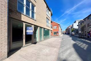Deze handelsruimte van 88 m², gelegen in Residentie Evita in de Lostraat, biedt een combinatie van zichtbaarheid, functionaliteit en...