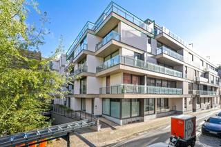 Dit prachtig appartement ligt op een steenworp van het Sint-Jacobsplein in Gent en vormt de ideale thuis voor wie houdt van comfort en gezelligheid. Het absolute pronkstuk is het ruime dakterras van maar liefst 53 m², deze zomer volledig vernieuwd. Hier kan je heerlijk ontspannen na een drukke dag, omringd door rust en licht.<br />Dankzij de grote ramen geniet je binnen voortdurend van het zicht op het mooie terras, waardoor buiten en binnen naadloos in elkaar overlopen. De keuken is volledig uitgerust met alles wat je nodig hebt: een stoomoven en klassieke oven, keramische kookplaat, dampkap en vaatwasser. Aansluitend vind je een praktische berging, perfect voor het opbergen van proviand, je wasmachine én droogkast.<br />De ruime eetplaats en gezellige living kijken eveneens uit op het zonnige terras. De ramen zijn allemaal voorzien van verduisteringsgordijnen voor optimaal comfort. Verder zijn er twee mooie slaapkamers, beide met directe toegang tot de terrassen – zalig om de dag te beginnen of af te sluiten.<br />De badkamer is een echte troef: een moderne inloopdouche, een ligbad en een stijlvolle kast met dubbele wastafel zorgen voor pure verwennerij.<br />Een appartement waar je je meteen thuis voelt, met alle comfort en een heerlijk gevoel van ruimte.<br />Bovendien beschikt dit appartement over een eigen staanplaats in de ondergrondse parking. De parking beschikt over extra plaatsen om bezoekers te ontvangen, erg handig. Bij interesse ben ik graag uw contactpersoon. Voor meer informatie of een afspraak kan u terecht bij: Alain De Jaeger, +32 475 51 46 63 of via mail: adj@entree.be.