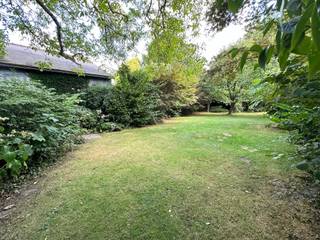 <p><strong>Te koop in Meise: karaktervolle open bebouwing in het centrum van Meise, op wandelafstand van scholen, openbaar vervoer en groene parken.</strong></p><p><br /></p><p>Deze woning combineert authentieke charme met bereikbaarheid. Dankzij de aanwezige zonnepanelen en twee batterijen (20 kWh) geniet u van duurzame energie en lagere energiekosten. De kamer met badkamer op het gelijkvloerse verdiep biedt extra comfort en flexibiliteit. Bovendien leent de woning zich perfect voor diverse woonvormen zoals co-housing, kangoeroe wonen of een vrij beroep. Andre dorpen zoals Wemmel, Grimbergen en Kapelle-op-den-Bos zijn makkelijk bereikbaar. Je geniet van een snelle verbinding naar de omliggende steden Brussel/Antwerpen via de autostrade.</p><p><br /></p><p><strong>Belangrijkste ruimtes:</strong></p><p>• Inkomhal met videofoon</p><p>• Hobbyruimte met TV-hoek en ingemaakte kasten</p><p>• Wijnkelder </p><p>• Bureel </p><p>• 2 Badkamers met douche, toilet en wastafel</p><p>• Slaapkamer met ingemaakte kasten ( 3 tot 4 slaapkamers) </p><p>• Terras</p><p>• Garage voor 3 wagens met automatische sectionale poort </p><p>• Wasplaats</p><p><br /></p><p><strong>Troeven:</strong></p><p>• Zonnepanelen met 2 batterijen (20 kWh)</p><p>• Gelijkvloerse kamer met badkamer,</p><p>• Geschikt voor co-housing, kangoeroe wonen of vrij beroep</p><p>• Conforme elektriciteit en <strong>GEEN</strong> renovatie verplichting</p><p><br /></p><p><strong>Wens je een bezoek? Contacteer dan ERA LEUS &amp; TOYE via 02/335.11.12 en plan een afspraak met Thierry Van Campenhout.</strong></p>
