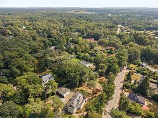 <p><span>Op een rustige en groene locatie in Keerbergen bevindt zich deze ruime bouwgrond van </span><span>1.555 m²</span><span>, gelegen in een aangenaam woonpark waar rust, ruimte en natuur mooi samenkomen. De groene en rustieke omgeving biedt een gevoel van vrijheid, terwijl het dorpshart van Keerbergen met zijn winkels, voorzieningen en dagelijkse faciliteiten op korte afstand ligt. Ook de </span><span>Heimolen van Keerbergen</span><span> en de omliggende </span><span>Dijlevallei</span><span> bevinden zich vlakbij en vormen een prachtig decor voor wandelingen, fietstochten en momenten van onthaasting.</span></p><p><span>Het perceel vormt een bijzonder mooi canvas voor wie droomt van een vrijstaande woning in het groen. Binnen de geldende voorschriften kan een woning worden gerealiseerd met een bouwzone van maximaal </span><span>15 meter breed en 17 meter diep</span><span>, een maximale kroonlijsthoogte van 7 meter en een maximale bebouwde oppervlakte van 300 m². De voorgevel wordt ingeplant op minstens 10 meter van de voorste perceelgrens, met minimaal 5 meter afstand tot de zijdelingse perceelgrenzen. De dakvorm is vrij te kiezen, waardoor ook architecturaal ruimte blijft voor een persoonlijke invulling. De </span><span>oostelijke oriëntatie</span><span> biedt daarbij een aangename basis voor de verdere inrichting van de woning en haar buitenruimte.</span></p><p><span>De combinatie van de groene, residentiële ligging, de nabijheid van het dorpshart en de omliggende natuur maakt dit perceel tot een bijzondere opportuniteit voor wie bewust kiest voor rust en ruimte, zonder het dagelijkse leven uit het oog te verliezen. Bovendien geldt er </span><span>geen bouwverplichting</span><span>, waardoor u alle vrijheid behoudt om uw toekomstplannen op eigen tempo vorm te geven.</span></p><p><span>De beschikbare verkoopdocumenten vindt u </span><span>onderaan deze pagina</span><span>. Voor bijkomende informatie kunt u terecht via <span>thomas@urbainvastgoed.be</span></span><span> of </span><span>03 501 97 16</span><span>.</span></p><p><span> </span></p><p><span>De weergegeven AI-gegenereerde beelden zijn louter indicatief en hebben geen bindende waarde.</span></p>