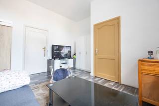 Anderlecht – Close to the West Station, this beautiful building consists of 5 dwellings – Urban zoning: ‘Single-family house’. It has a surface area of ± 290 m² and is in need of complete renovation. The property is vacant on the ground floor and the rented floors offer a rental income of ± 27,000 EUR/year. Opportunities offering numerous possibilities. Urban planning designation: ‘Single-family home’. A must-see! PEB: D to G