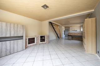 GELIJKVLOERSLeefruimte 50 m² op tegel. Open keuken op tegel met keramische kookplaat, ijskast ‘Zanussi’, vaatwasser ‘Whirlpool’, microgolfoven,...
