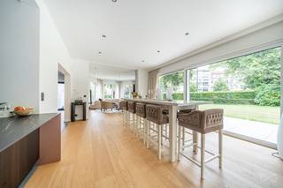 <p>At the <strong>very entrance of the Bois de la Cambre</strong>, in one of Brussels’ most sought-after areas, this unique property combines the <strong>comfort of a house</strong> with the elegance of a <strong>high-end renovated apartment</strong>.</p>
<p>With ±300 m² (according to EPC) and ±191 m² of living space (measured), this rare ground-floor property enjoys a <strong>privileged location</strong>:<br />Enjoy daily access to Brussels’ green heart for walks, sports or relaxation, while staying close to shops, top restaurants, international schools, and major transport links.</p>
<hr />
<h3>🏡 <strong>Layout includes:</strong></h3>
<p>– <strong>Private entrance</strong>, creating a true house feel<br />– Spacious, sun-drenched living room opening onto a <strong>large SOUTH-facing terrace</strong> (±50 m²) and landscaped garden<br />– <strong>Custom open kitchen</strong>, fully equipped<br />– <strong>3 bedrooms</strong>, <strong>2 with en-suite bathrooms</strong><br />– Additional bathroom<br />– <strong>Home office</strong> or guest room<br />– Laundry & storage spaces<br />– <strong>Double garage with direct access</strong> to the apartment<br />– <strong>Heat pump</strong> for autonomous, energy-efficient heating<br />– Fully renovated: triple glazing, updated technical systems, enhanced insulation</p>
<hr />
<p>A rare opportunity offering <strong>calm, luxury, and greenery</strong>, perfect for those seeking <strong>prestige living in a prime Brussels location</strong>.</p>
<p>📞 Contact us for more information or a private visit.</p>