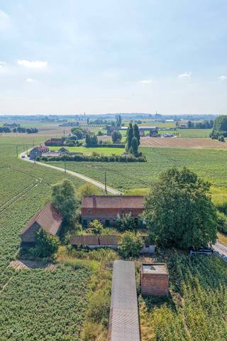 Rustig gelegen hoeve, prachtige ligging net over de taalgrens (Wallonië) met zicht op Kruiseke (Wervik). Momenteel een nieuwe vergunning aanwezig, aarzel niet ons te contacteren voor meer inlichtingen