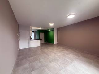 Gezellig duplex-appartement met 2 slaapkamers en autostaanplaats in hartje Tienen<br />Op zoek naar een comfortabel appartement op een centrale locatie? <br />Dit gezellige duplex-appartement is gelegen in het hart van Tienen, op wandelafstand van winkels, horeca en openbaar vervoer.Het appartement beschikt over een lichtrijke woonkamer met open keuken en aansluitend een aangenaam terras.<br />Op de verdieping bevinden zich 2 slaapkamers en een badkamer met douche, lavabo en toilet.<br />Een autostaanplaats is inbegrepen, een mooie extra troef in het centrum van de stad.<br />Huurprijs: € 955/maand<br />Gemeenschappelijke kosten: € 70/maand<br />Interesse of graag een bezoek inplannen?<br />Mail naar claudia@immogve.be of bel 016/56.56.14.