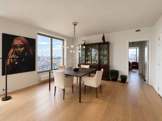 Dit luxueuze appartement bevindt zich op de elfde verdieping van een indrukwekkend gebouw aan de oever van het Kattendijkdok. Dankzij de unieke ligging geniet u langs drie zijden van een panoramisch uitzicht over Antwerpen, de Schelde, het Kattendijkdok en de jachthaven. Vanuit elke hoek ontdekt u een ander stukje van de stad.<br /><br />Het appartement heeft een royale oppervlakte van ca 135 m² en beschikt over een aangenaam, inpandig terras van ca. 17 m² met zuidoostelijke oriëntatie. De ruime leefruimte biedt een prachtig uitzicht en wordt gekenmerkt door een riante plafondhoogte en grote raampartijen, die zorgen voor een uitzonderlijk gevoel van ruimte en licht.<br /><br />Aansluitend bevindt zich de strakke, volledig uitgeruste keuken met een praktische berging met aansluitingen voor wasmachine en droogkast.<br /><br />De nachthal geeft toegang tot twee ruime slaapkamers. De masterbedroom biedt een zee van ruimte en ook de tweede slaapkamer is bijzonder aangenaam van oppervlakte. Beide slaapkamers beschikken over een eigen badkamer. De ene badkamer is uitgerust met een dubbele lavabo, ligbad met douchefunctie en toilet; de andere met een lavabo, douche en toilet.<br /><br />Een kelderberging op niveau -1 is reeds begrepen in de huurprijs.<br />Een autostaanplaats in de ondergrondse garage is bij te huren aan 150 Euro per maand.<br /><br />Gemeenschappelijke lasten: 200 Euro per maand.<br />Alle nutsvoorzieningen (verwarming, elektriciteit en water) zijn privé op te nemen door de huurder.<br /><br />Beschikbaar vanaf 1 oktober 2026.