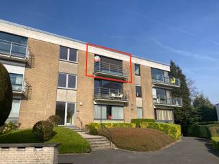 <p>Instapklaar appartement met garage &amp; privé berging ingedeeld als volgt; <br />Inkomhal, living met keuken, terras, berging, badkamer, toilet, slaapkamer 1 &amp; 2 met toegang tot terras, bureau. <br />Op -1 is er toegang tot een privé berging en garage. <br />Geen lift. <br /><br />Huurprijs: €890 + €60 syndic = €950/maand</p>