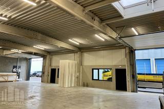 Nieuwbouw <strong>kmo-unit van 333 m² </strong>met<strong> 5 privatieve parkeerplaatsen</strong> te huur, gelegen op de Genkersteenweg 311, 3500 Hasselt. Deze moderne en instapklare unit biedt tal van voorzieningen die perfect inspelen op de noden van ondernemers.<br /><br />De unit is uitgerust met energiezuinige LED-verlichting, een sectionale poort met afzonderlijke toegangsdeur, brandbeveiliging en een lichtstraat die zorgt voor natuurlijk daglicht. Daarnaast is er een sanitaire blok aanwezig. De unit is combineerbaar met aangrenzende ruimtes, wat flexibiliteit biedt voor wie op zoek is naar uitbreiding. Dankzij de gunstige ligging in Hasselt is dit een uitstekende locatie voor wie op zoek is naar een functionele en kwalitatieve bedrijfsruimte.<br /><br />Contacteer <strong>PANORAMA B2B</strong> voor bijkomende (technische) inlichtingen of een vrijblijvend plaatsbezoek <strong>0474 17 17 15</strong>.