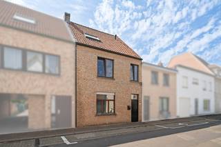 [[ DIT PAND NEEMT DEEL AAN DE ERA OPEN HUIZEN DAG OP 19/9 VAN 11:00 TOT 12:00 ]] <strong>Knokke: Woning met 3 slaapkamers en garagebox te koop op een rustige locatie in Oud-Knokke.</strong><br /><br />Op een aangename ligging in Knokke bevindt zich deze verzorgde woning met 3 slaapkamers en een garagebox. Hoewel de woning instapklaar is, kunnen hier en daar enkele opfrissingen worden uitgevoerd indien gewenst. Dit maakt het pand bijzonder interessant voor wie een woning zoekt die meteen gebruikt kan worden, maar tegelijk nog ruimte biedt om naar eigen smaak te moderniseren.<br /><br /><strong>Indeling:</strong><br />Gelijkvloers: Inkomhal met gastentoilet, ruime leefruimte, zeer ruime keuken met toegang tot de koer, garagebox.<br /><br />1ste verdiep: 2 volwaardige slaapkamers, badkamer met douche, ligbad, dubbele wastafel en toilet.<br /><br />2de verdiep: zolderruimte die als derde slaapkamer kan dienen.<br /><br /><strong>Troeven: </strong>
<ul><li>Rustige en aangename ligging in Knokke.</li><li>Op 5 minuten fietsen van Knokke centrum.</li><li>Woning met veel mogelijkheden.</li><li>Ideaal als permanente woning of tweede verblijf.</li><li>Garagebox bij de woning.</li></ul>
Meer informatie? Contacteer Ayita op 0496 13 43 12 of via ayita@eraservimo.be
